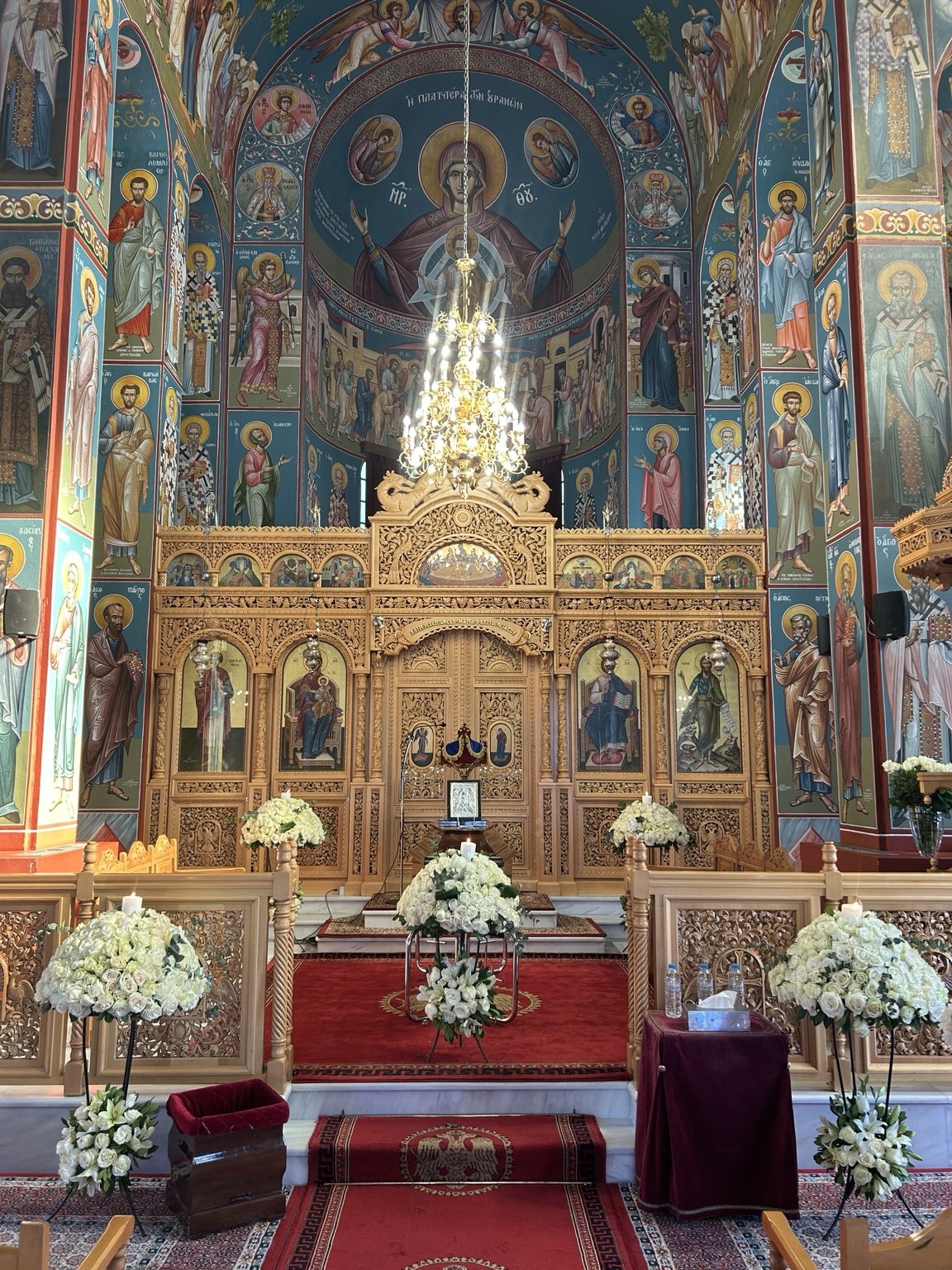 Εντυπωσιακή εικόνα εκκλησίας με στολισμό