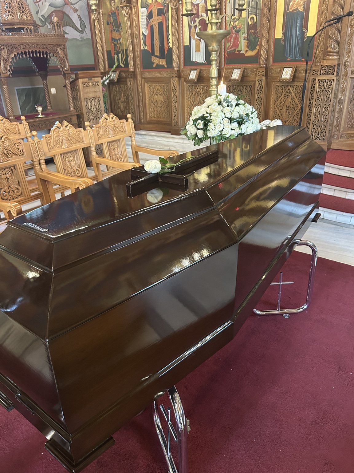 Σκούρο φέρετρο με γυαλιστερό φινίρισμα