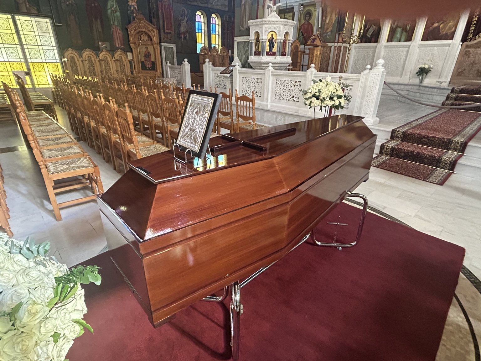 Καφέ γυαλιστερό φέρετρο σε εκκλησία